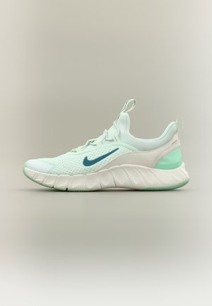 Zapatilla Nike de color verde claro y blanco con el logo azul, parte superior de malla, suela acolchada y tiradores en el talón y la lengüeta.