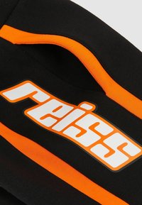 Čierny textil má výrazné oranžové pruhy. Veľké biele logo s nápisom "reiss" je výrazne zobrazené, s hladkou textúrou a lesklým povrchom.