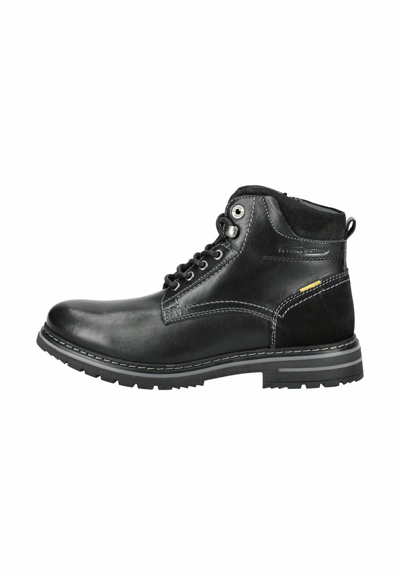 Botas de tobillo de cuero negro con una textura suave, costuras en gris que contrastan y una suela de goma con un diseño de tacos. Ojales de metal y un acento amarillo.