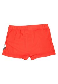 Shorts de bain rouges avec une taille élastique, une texture lisse, et un petit graphique d'aile sur le côté gauche. Design court et ajusté.