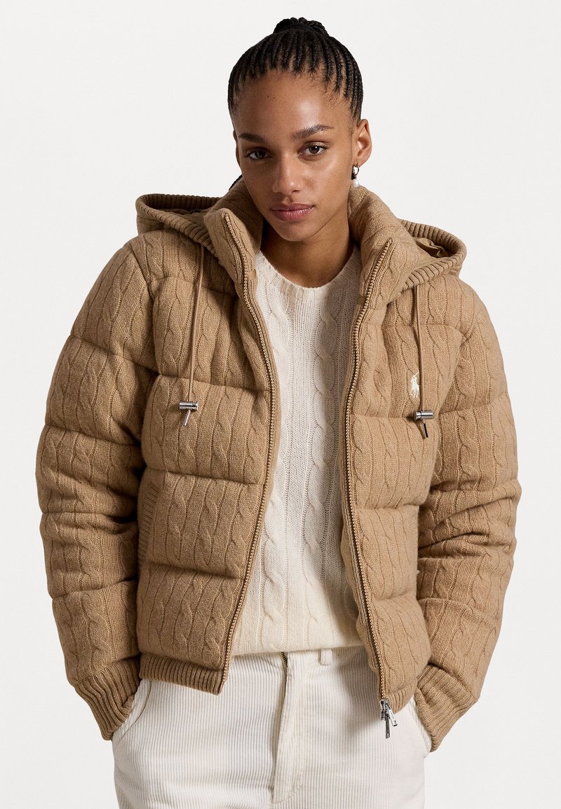 Polo Ralph Lauren CABLE KNIT HOODED DOWN COAT - Páperová bunda - collection camel