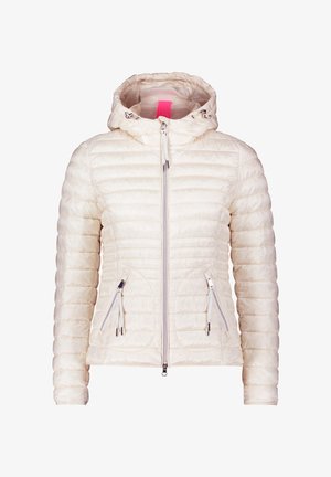 Doudoune légère en crème avec capuche, matelassage horizontal, fermeture éclair frontale et deux poches latérales zippées. Accent en matériel argenté.
