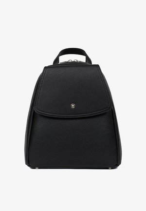 Czarna skórzana plecak o strukturalnym kształcie, teksturowanej powierzchni, z zamknięciem na klapę z przodu i górnym uchwytem do noszenia.