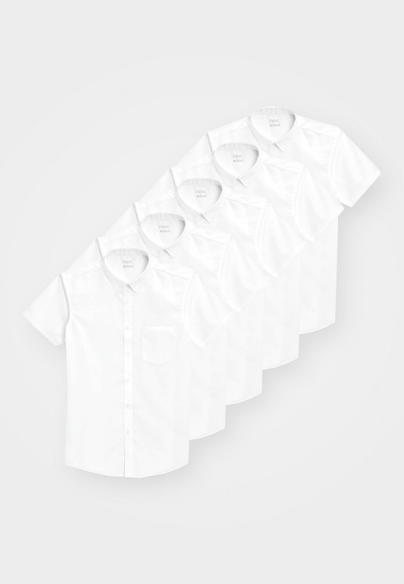 Set von fünf identischen weißen Kurzarmhemden. Jedes hat einen klassischen Kragen, eine Knopfleiste und eine Brusttasche auf der linken Seite. Glatte Textur.