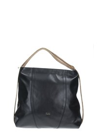 Borsa a mano in pelle nera con una texture morbida, caratterizzata da un design morbido e una tracolla intrecciata di colore chiaro. Dettaglio del logo discreto sulla parte anteriore.