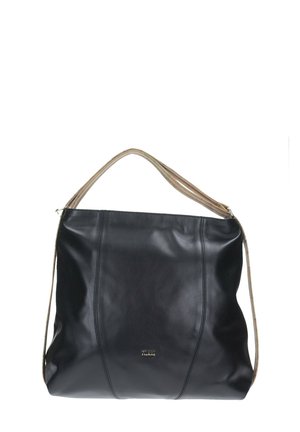 Borsa a mano in pelle nera con una texture morbida, caratterizzata da un design morbido e una tracolla intrecciata di colore chiaro. Dettaglio del logo discreto sulla parte anteriore.