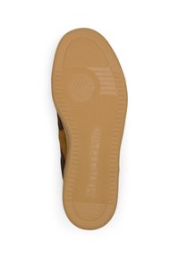 Semelle de chaussure en caoutchouc avec une surface beige texturée, présentant des rainures et un motif circulaire. Nom de la marque "Marc O'Polo" embossé sur le côté.