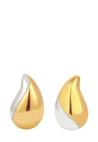 Guld- og sølvdråbeøreringe med en glat, skinnende overflade; har en diagonal deling med en poleret kant for detaljer.