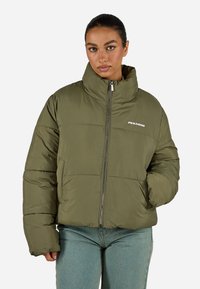 Olivově zelená péřová bunda s vysokým límcem, předním zipem a žebrovými detaily na manžetách. Obsahuje značkovou logotyp na hrudi a strukturované polstrování.