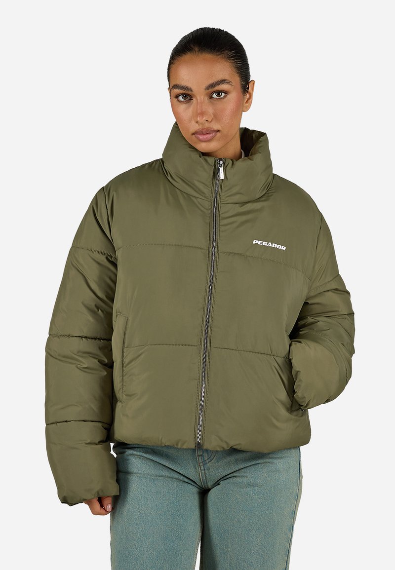 Olivově zelená péřová bunda s vysokým límcem, předním zipem a žebrovými detaily na manžetách. Obsahuje značkovou logotyp na hrudi a strukturované polstrování.