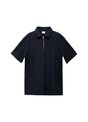 Mornarska polo majica iz bombaža, z kratkim zadrgo, kratkimi rokavi, klasičnim ovratnikom in sproščenim krojem, brez vzorcev ali poudarkov.