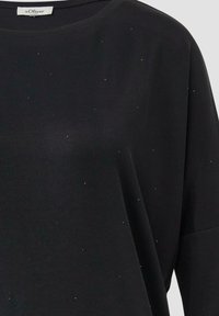 Schwarzes Langarmshirt mit kleinen, verstreuten Strassverzierungen und rundem Ausschnitt, Marke s.Oliver.