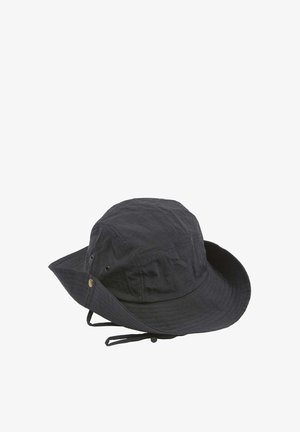 Cappello a tesa larga nero con fori di ventilazione e cinturino regolabile per il mento, progettato per la protezione solare all'aperto.