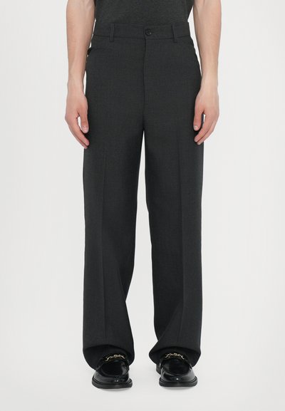 Pantaloni in misto lana grigi con una vestibilità diritta e gamba ampia, caratterizzati da una chiusura frontale con bottone e dettagli di texture sottili.