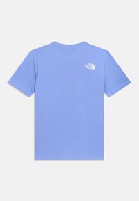 Μωβ κοντομάνικη μπλούζα με μικρό λευκό λογότυπο "The North Face" στην πάνω πίσω δεξιά πλευρά.