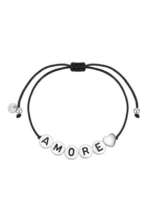 Bracelet en cordon noir avec des perles rondes blanches, épelant "AMORE" en lettres noires, avec un accent en forme de cœur en argent. Fermeture réglable.
