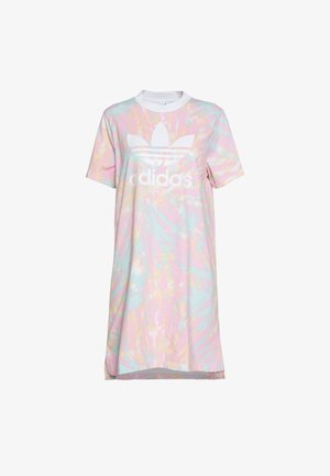 Sukienka Adidas z krótkim rękawem w pastelowy wzór tie-dye, z białym okrągłym dekoltem i dużym białym logo Adidas trefoil na piersi.