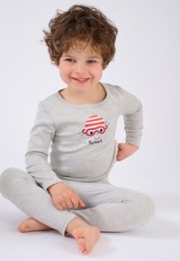 Pigiama grigio a maniche lunghe con un divertente design a cartone di un polpo che indossa occhiali rossi e bianchi, con la scritta "Splash."