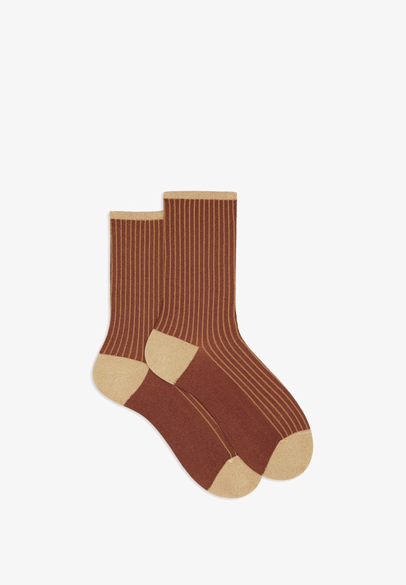 Calzini marroni a coste con accenti beige al polsino e alla punta; realizzati in tessuto morbido, con righe verticali per la trama.