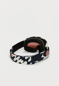 Óculos de esqui com design camuflado em preto, branco e azul-marinho, armação de borracha, almofadas de espuma e lente com tonalidade vermelha; tira ajustável.