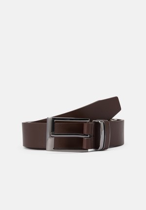 Ceinture en cuir marron avec une boucle en métal argenté, présentant une texture lisse et un design rectangulaire épuré. Simple et fonctionnelle.