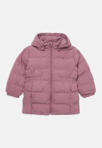 Afgevlakte roze pufferjack met een rits aan de voorkant, een afneembare kap, elastische manchetten en een getailleerde taille. Het gestikte ontwerp voegt textuur toe.