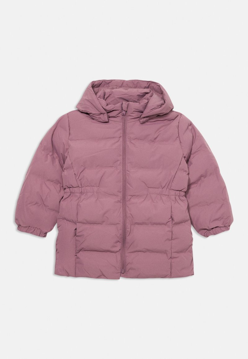 Afgevlakte roze pufferjack met een rits aan de voorkant, een afneembare kap, elastische manchetten en een getailleerde taille. Het gestikte ontwerp voegt textuur toe.