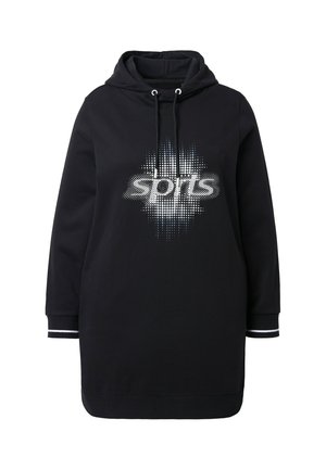 Černé mikinové šaty s grafickým potiskem „sports“ v bílé a šedé tečky. Mají kapuci se šňůrkami, dlouhé rukávy a proužkované manžety.