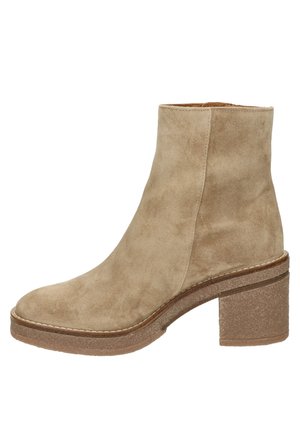 Beige ruskind ankelstøvle med rund tå, syet sål og blokhæl på cirka 6 cm.