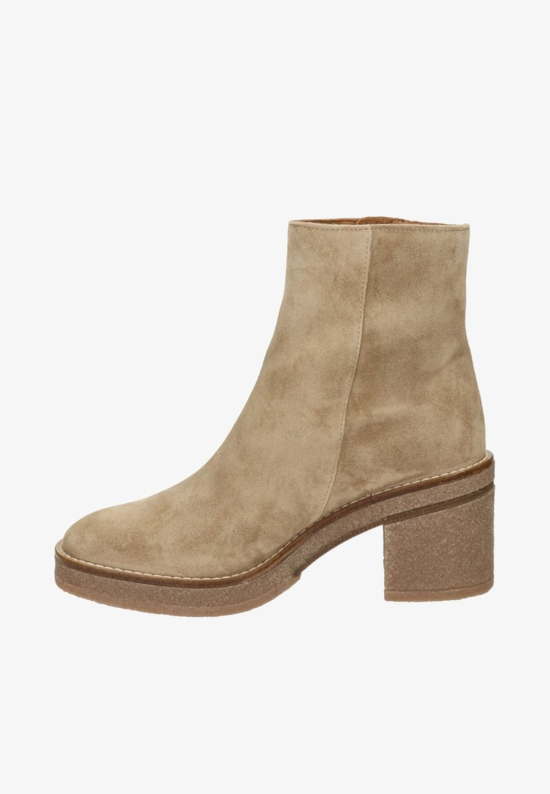 Bottine en daim beige avec un bout rond, une semelle cousue et un talon bloc d'environ 6 cm de hauteur.