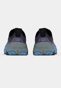 Zapatillas de trail running en púrpura oscuro y gris con detalles en azul. Presentan una parte superior de malla texturizada, cuello acolchado y suelas de goma con tracción.