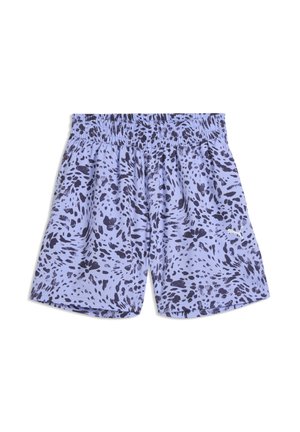 Fioletowe krótkie spodenki z czarnym zwierzęcym nadrukiem, elastycznym pasem i logo Puma na prawej nodze na białym tle.