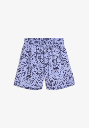 Pantaloni scurți liliac cu imprimeu animalier negru, talie elastică și logo Puma pe piciorul drept, pe un fundal alb.