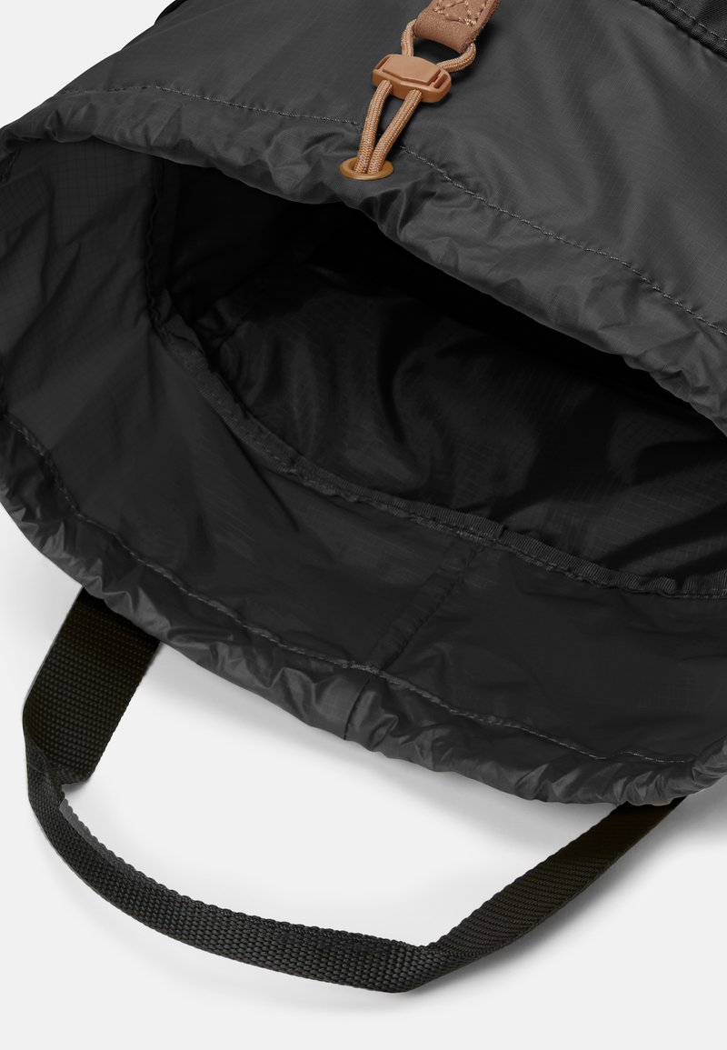 Borsa in nylon nera con apertura superiore, dotata di chiusura con cordino beige e manici in tessuto nero. L'interno è liscio con un motivo a griglia.