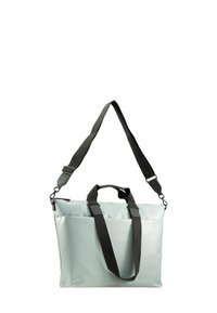 Bolso tote suave en color gris, fabricado con material impermeable. Cuenta con dos asas negras y una correa de hombro negra ajustable. Incluye un bolsillo frontal.