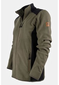 Chaqueta de forro polar en verde oliva con detalles en negro. Cuenta con un cuello alto, cierre frontal con cremallera y bolsillos laterales, además de un parche con el logo en el hombro.