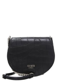 Borsa nera a tracolla con texture a stampa coccodrillo, hardware in argento e tracolla a catena removibile. Forma ovale con un design elegante.