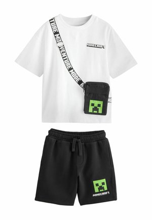 Biała koszulka Minecraft z krótkim rękawem i czarną torbą na ramię, zestawiona z czarnymi szortami z zielonym logo twarzy Minecraft Creeper.