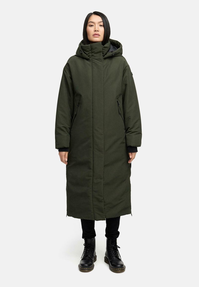 Lang, hætteforret parka i mørkegrøn stof, der har lynlåslukning og sorte detaljer. To sidelommer med lynlås og strikkede manchetter er synlige.