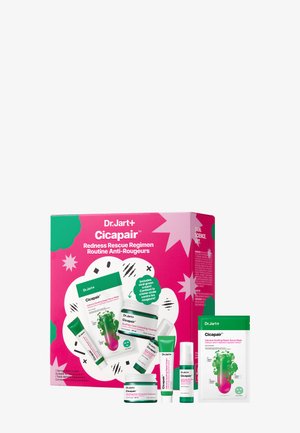 Dr.Jart+ Cicapair Redness Rescue hudpleiesett med serum maske, fargekorrigerende krem og flere tuber og flasker på hvit bakgrunn.