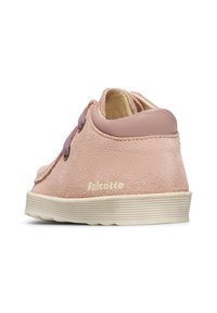 Sneaker in suede rosa con suola crema, lacci viola e colletto imbottito sul tallone, angolato per mostrare i dettagli posteriori e laterali.