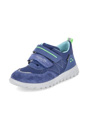 Niebieski dziecięcy sneaker z dwoma paskami na rzep, białą podeszwą, zielonymi akcentami i jasnoniebieską wyściółką.