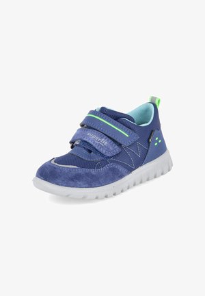 Niebieski dziecięcy sneaker z dwoma paskami na rzep, białą podeszwą, zielonymi akcentami i jasnoniebieską wyściółką.