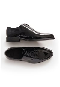 Scarpe da dress in vernice nera con una finitura liscia e lucida, dotate di punta arrotondata e classico design con lacci. Stile minimalista senza motivi.