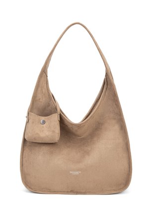 Sac hobo en daim beige doux avec une seule bandoulière et une petite pochette détachable à fermeture pression à l'avant.