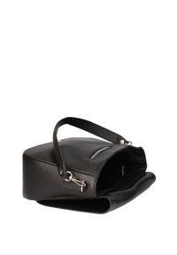 Zwarte leren handtas met een gestructureerd oppervlak, een korte handgreep en een ritsluiting. Heeft een open bovenkant en een externe ritszak.