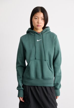 Sudadera verde con capucha, cordones y bolsillo tipo canguro. Presenta un logo blanco de Nike en el pecho. Material suave de mezcla de algodón.