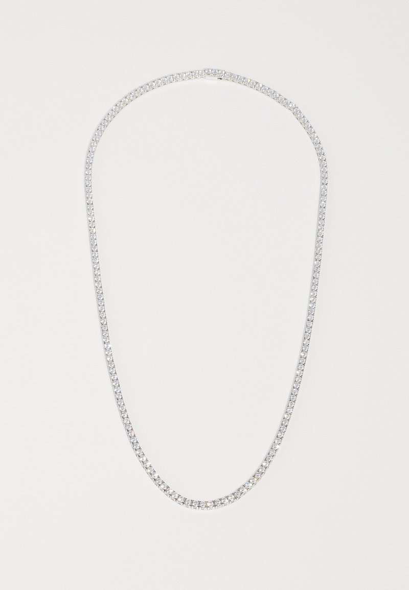 Ασημένιο κολιέ με κομψό, καμπύλο σχέδιο, που διαθέτει εναλλασσόμενα διαφανή κρύσταλλα κατά μήκος της αλυσίδας για επιπλέον υφή και λάμψη.