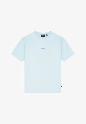 Lichtblauw T-shirt met korte mouwen en de tekst "BALLIN'" in donkerblauw gecentreerd op de borst, ronde hals en een klein label aan de zijnaden.
