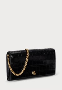 Μαύρο πορτοφόλι από πατενταρισμένο δέρμα με υφή από κροκόδειλο, χρυσή αλυσίδα και ανάγλυφο λογότυπο. Ορθογώνιος σχεδιασμός, λεία φινίρισμα.